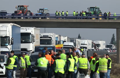 Corte de la carretera de Extremadura, en la A-5 a su paso por Navalcarnero (Madrid), a causa de la protesta de agricultores celebrada este martes.