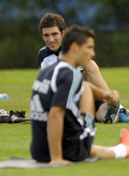Higuain, ayer en el entrenamiento. En primer término, Cristiano.