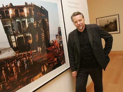 El fotógrafo Edward Burtynsky junto a su obra