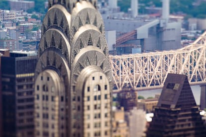 El edificio Chrysler, en Manhattan, en una de las fotos del libro 'New York Resized' (Nueva York redimensionada, en castellano) de Jasper Léonard. Al fondo, el puente de Queensboro sobre el East River.