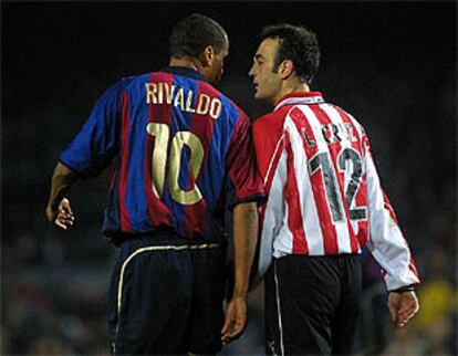 Rivaldo y Lacruz se encaran durante el partido del sábado.