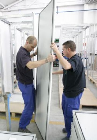 Dos trabajadores de una pyme espa&ntilde;ola.