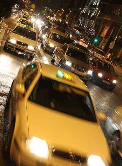 Atascos en la madrugada del sábado en la Gran Vía.