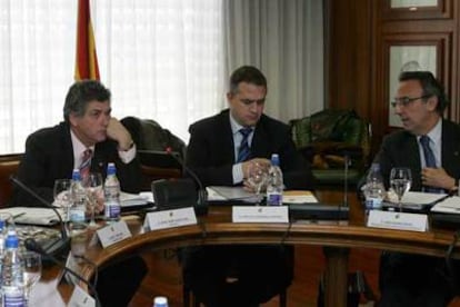 El presidente de la federación, Villar, el de la Liga, Astiazarán, y Joan Gaspart en una reunión.