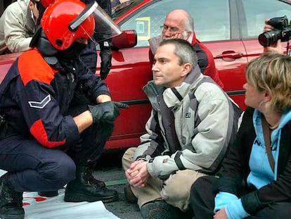 Un <i>ertzaina</i> habla con Joseba Permach momentos antes de la carga contra la manifestación.