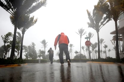 Homens caminham por uma rua em South Beach.