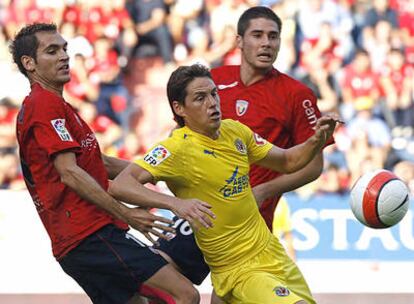 Guille Franco intenta controlar el balón ante Josetxo y Javi García