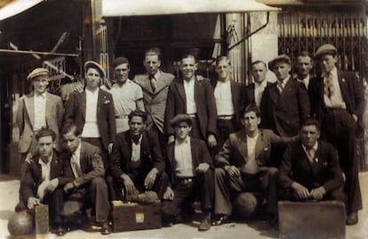 Fotografía cedida por la familia de Celestino Alfonso con un grupo de personas en el que no aparece identificado. 