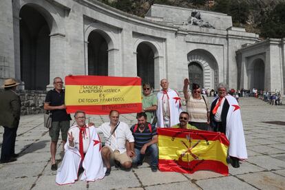 Protesters wave a flag with a message addressed to Spanish PM Pedro Sánchez: “Historical memory is of everyone and for everyone.”