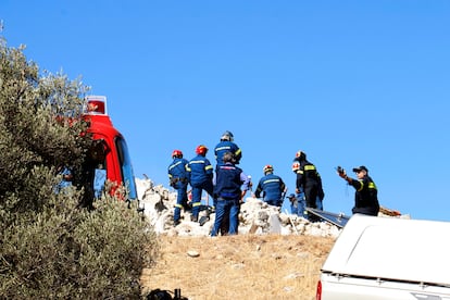 Agentes del equipo de Gestión de Desastres Naturales ejercen su labor tras el terremoto, en la localidad de Arkalojori, al este de Creta.