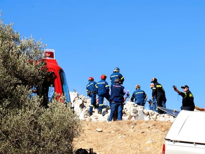 Agentes del equipo de Gestión de Desastres Naturales ejercen su labor tras el terremoto, en la localidad de Arkalojori, al este de Creta.