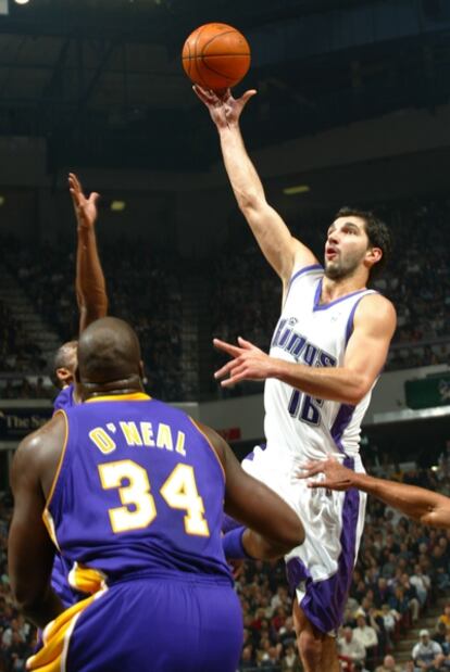 Stojakovic lanza a canasta ante la presencia de O'neal.