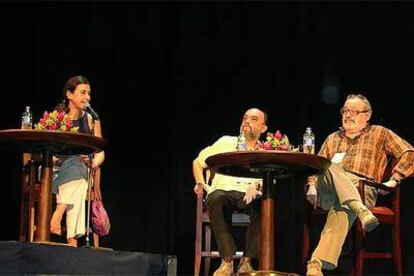 De izquierda a derecha, Carmen Posadas, Roberto Fontanarrosa y Fernando Savater, durante un encuentro en el Hay Festival.