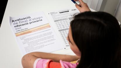 Alumnos de primaria realizando el examen de final de etapa, el pasado mes de abril.