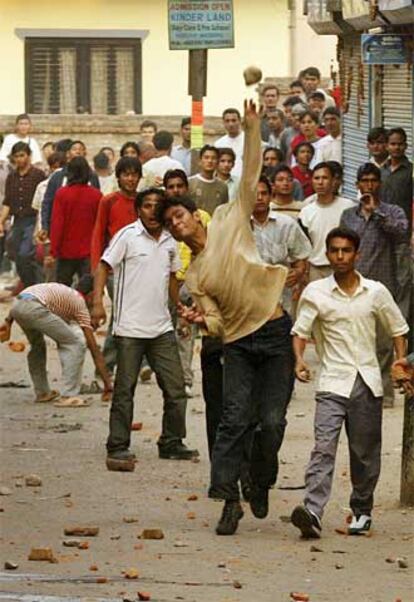 La violencia está tomando posición en las calles de Nepal con la prohibición de las manifestaciones. Más de mil personas han resultado heridas durante las últimas semanas, mientras que los médicos han denunciado que los policías apuntan a las cabezas de los manifestantes al disparar.