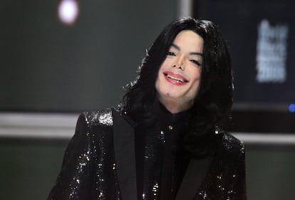 Michael Jackson, one of the celebrities often mentioned when talking about body dysmorphia, during a public appearance in 2006. 