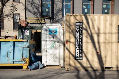 Un baño estacionario para mujeres instalada en el exterior de una obra de construcción en Brooklyn, el 14 de enero de 2025.