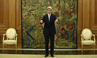 El secretario de Estado norteamericano, John Kerry, espera la llegada del rey Felipe VI, en el Palacio de la Zarzuela.