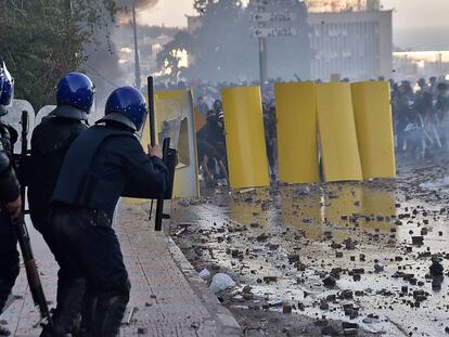 Manifestantes y policías se enfrentan durante las protestas.