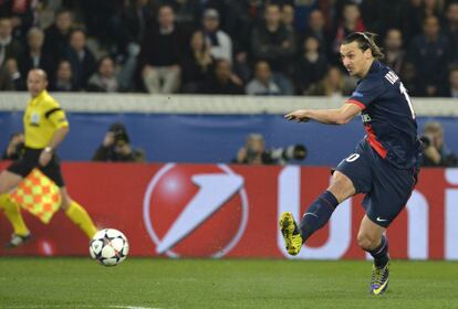 Ibrahimovic, del Leverkusen dispara durante el partido de vuelta de los octavos de final la Liga de Campeones entre el PSG y el Bayer Leverkusen.