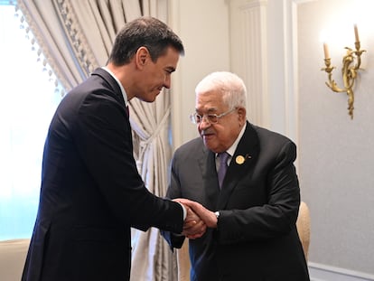 El presidente del Gobierno en funciones, Pedro Sánchez, se reúne con el presidente de la Autoridad Nacional Palestina, Mahmud Abbas, en el marco de la cumbre 'El Cairo para la paz', el 21 de octubre.