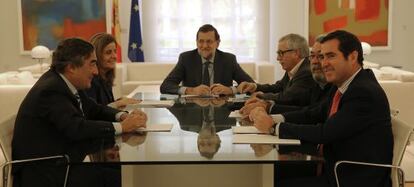 Reuni&oacute;n del presidente del Gobierno (centro) con los agentes sociales. 