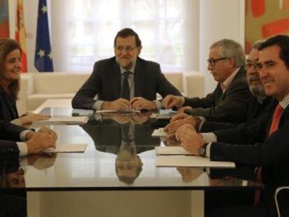 Reuni&oacute;n del presidente del Gobierno (centro) con los agentes sociales. 