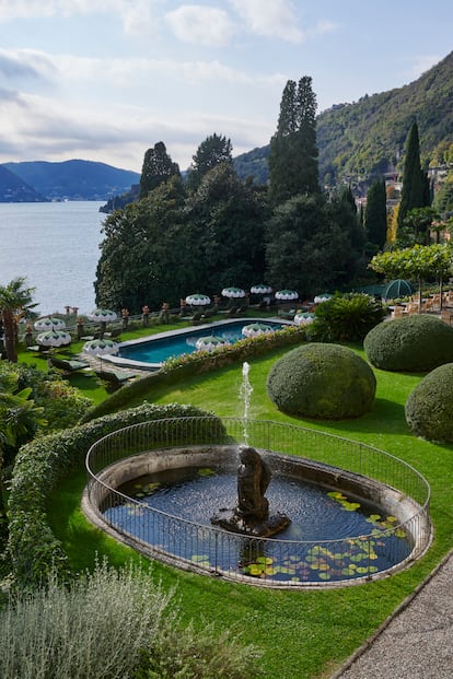 Una panorámica del jardín y la piscina, con sus características sombrillas con pétalos de lirio.