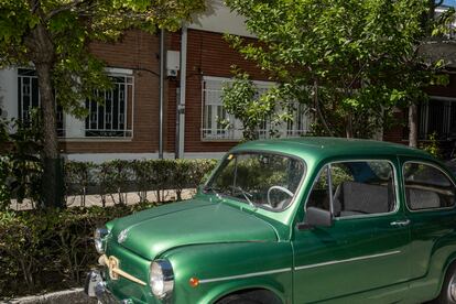 Un coche clásico aparcado en la colonia.