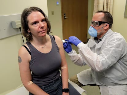 Voluntária recebe vacina ainda no primeiro estágio de um estudo clínico nos Estados Unidos, em 16 de março.
