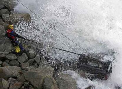 Trabajos de izado de un vehículo cuyo conductor murió tras caer al mar en Pontevedra.