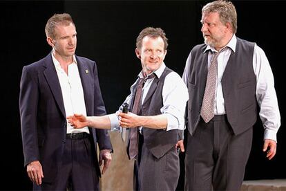 De izquierda a derecha, Ralph Fiennes, Anton Lesser y Simon Russell Beale, en la obra que se representa en Madrid.