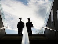 Dos graduados universitarios en una imagen de archivo.