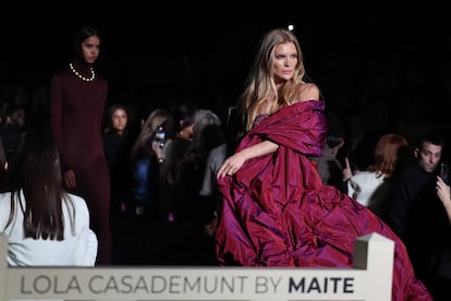 La modelo Esther Cañadas se encargó de abrir y cerrar el desfile de Lola Casademunt by Maite.