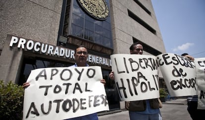 Manifestación de simpatizantes de las autodefensas por la liberación de Hipólito Mora en el Distrito Federal.