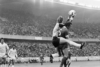 El portero del Real Madrid Agustín atrapa el balón durante la final, el 27 de mayo de 1981.
