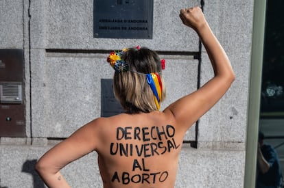 Una activista de Femen protesta ante la embajada de Andorra, donde está prohibida la interrupción voluntaria del embarazo, en Madrid, en octubre de 2023.