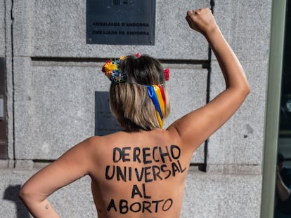 Una activista de Femen protesta ante la embajada de Andorra, donde está prohibida la interrupción voluntaria del embarazo, en Madrid, en octubre de 2023.