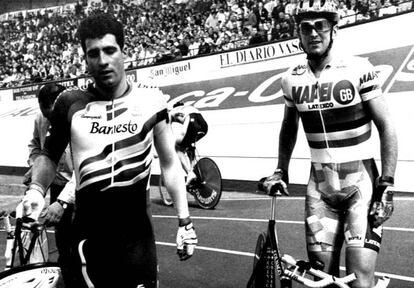 Miguel Induráin, del equipo Banesto, y Abraham Olano, del Mapei, en las Seis horas de Euskadi, el 3 de marzo de 1996.