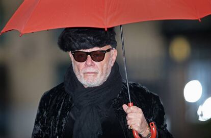 Gary Glitter llega al juzgado de Southwark Crown en febrero de 2015, donde se le juzgó por abuso sexual de menores. Fue condenado a 16 años de prisión.