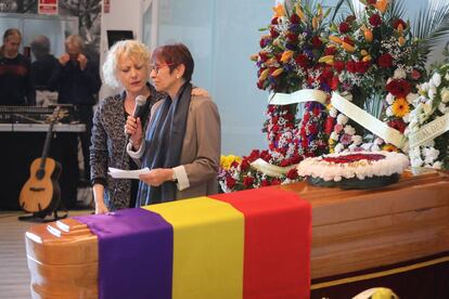 La hija de Neus Català, con el micro, junto a Marina Rossell, gran amiga de la difunta, durante el funeral.