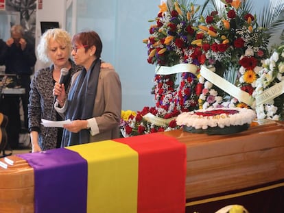 La filla de Neus Català, amb el micro, amb Marina Rossell, gran amiga de la difunta, durant el funeral.