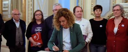 La ministra de Política Territorial y Función Pública, Meritxell Batet, firma el IV convenio único para personal laboral.