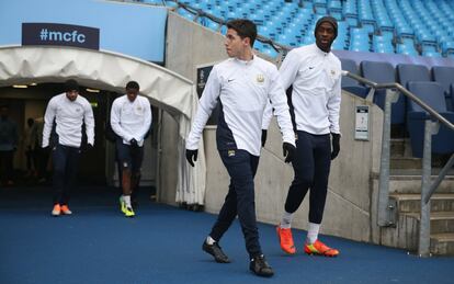 Los jugadores del Manchester City entrenando en el Etihad Stadium en la vspera de su duelo de octavos de final de la Champions con el Barcelona. En la imagen, Nasri y Tour.