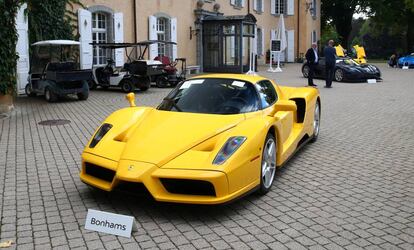 Ferrari Enzo exposta no pátio do leilão em Chéserex, na Suíça.