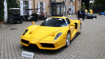 Ferrari Enzo exposta no pátio do leilão em Chéserex, na Suíça.