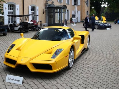 Ferrari Enzo exposta no pátio do leilão em Chéserex, na Suíça.