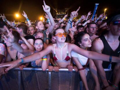 Asistentes al concierto de la banda de Irlanda del Norte de indie pop 