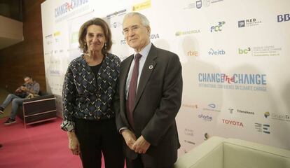 La ministra de Transición Ecológica, Teresa Ribera. junto al economista británico Nicholas Stern, este miércoles en San Sebastián.