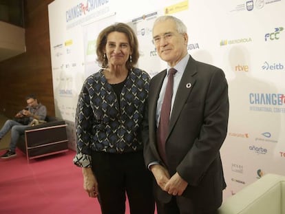 La ministra de Transición Ecológica, Teresa Ribera. junto al economista británico Nicholas Stern, este miércoles en San Sebastián.